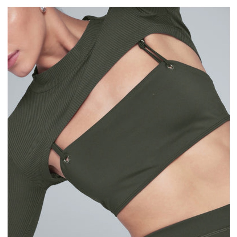 ALO “thrill seeker” bra in grey